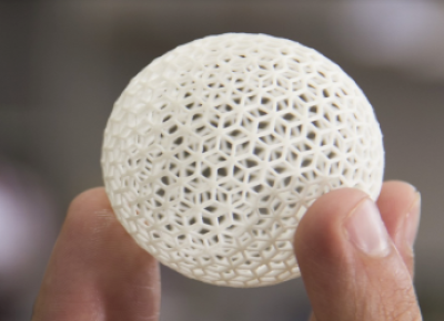 Sphère blanche imprimée en 3D avec beaucoup de détaillés